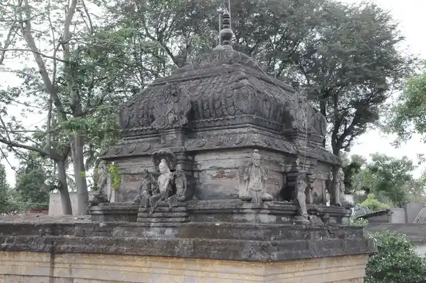 Arulmigu Lakshmi Narayanaperumal Temple, T.V.Puthur - 606110 அருள்மிகு லட்சுமி நாராயணப்பெருமாள் திருக்கோயில், டி.வி.புத்தூர் - 606110, Cuddalore - Ancient Temple Architecture and History Image 5
