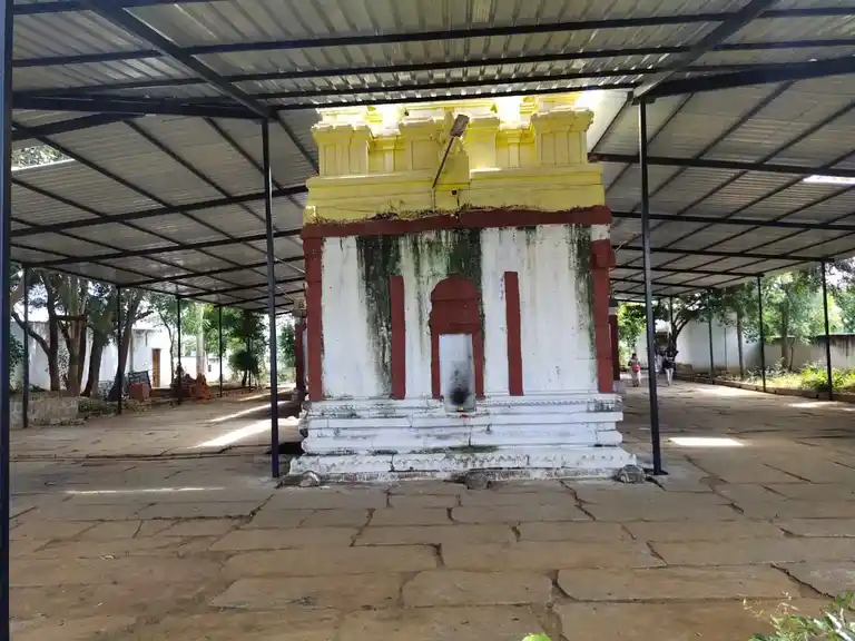 Arulmigu Lakshminarasima Swamy Temple, Alapuram - 636810 அருள்மிகு இலட்சுமி நரசிம்மசுவாமி மற்றும் தேசநாதேஸ்வரர் திருக்கோயில், அளபுரம் - 636810, Dharmapuri - Ancient Temple Architecture and History Image 2