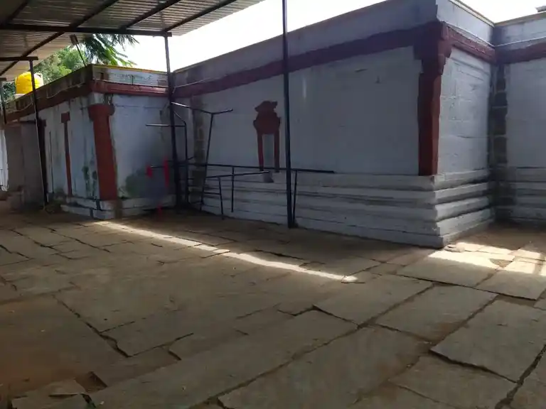 Arulmigu Lakshminarasima Swamy Temple, Alapuram - 636810 அருள்மிகு இலட்சுமி நரசிம்மசுவாமி மற்றும் தேசநாதேஸ்வரர் திருக்கோயில், அளபுரம் - 636810, Dharmapuri - Ancient Temple Architecture and History Image 3