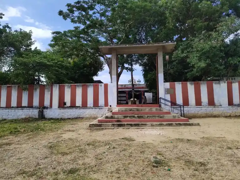 Arulmigu Lakshminarasima Swamy Temple, Alapuram - 636810 அருள்மிகு இலட்சுமி நரசிம்மசுவாமி மற்றும் தேசநாதேஸ்வரர் திருக்கோயில், அளபுரம் - 636810, Dharmapuri - Ancient Temple Architecture and History Image 4