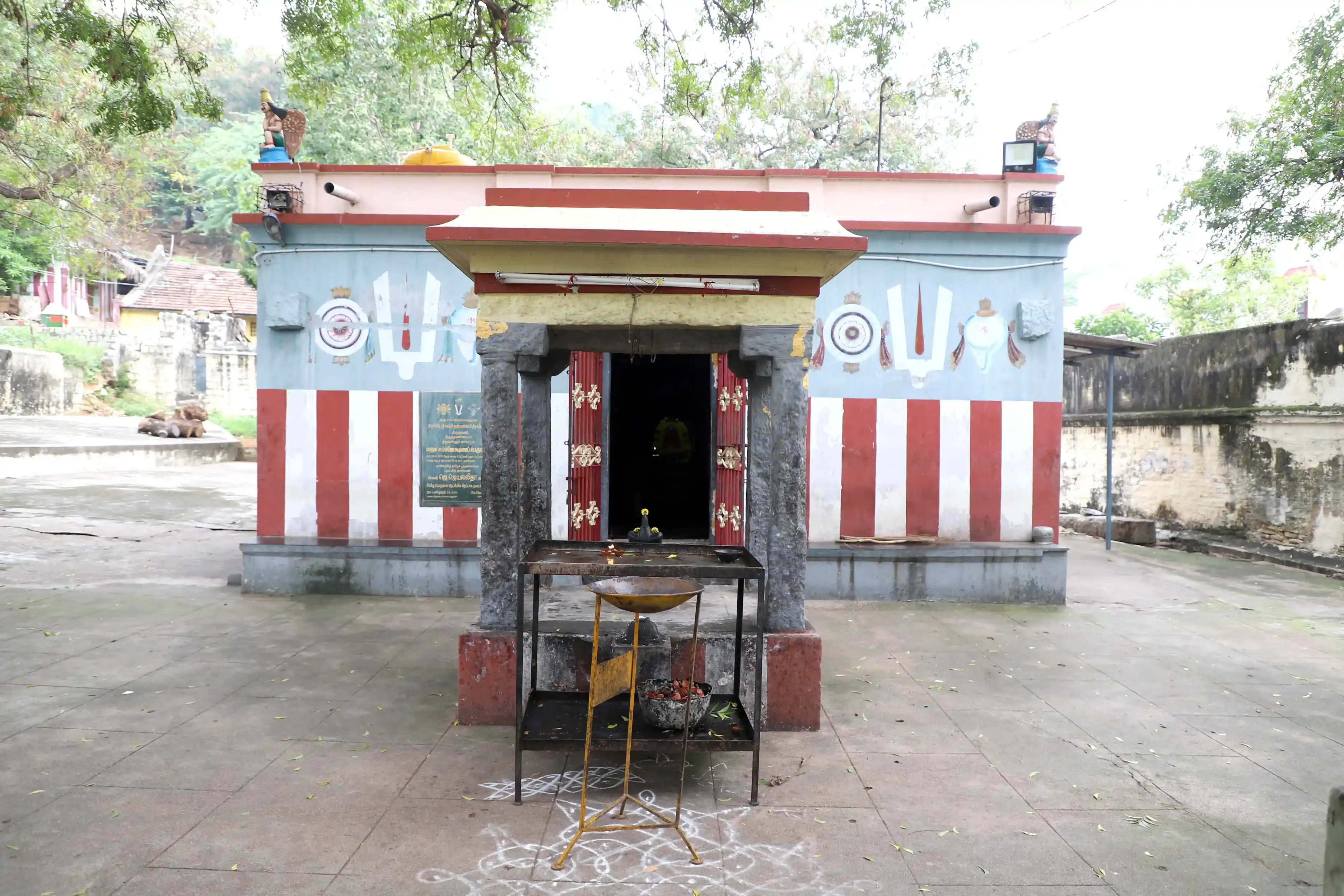 Arulmigu Lakshminarasimhaswamy Temple, Madam - 631209 அருள்மிகு இலட்சுமி நரசிம்ம சுவாமி திருக்கோயில், மாடம் - 631209, Tiruvallur - Ancient Temple Architecture and History Image 3