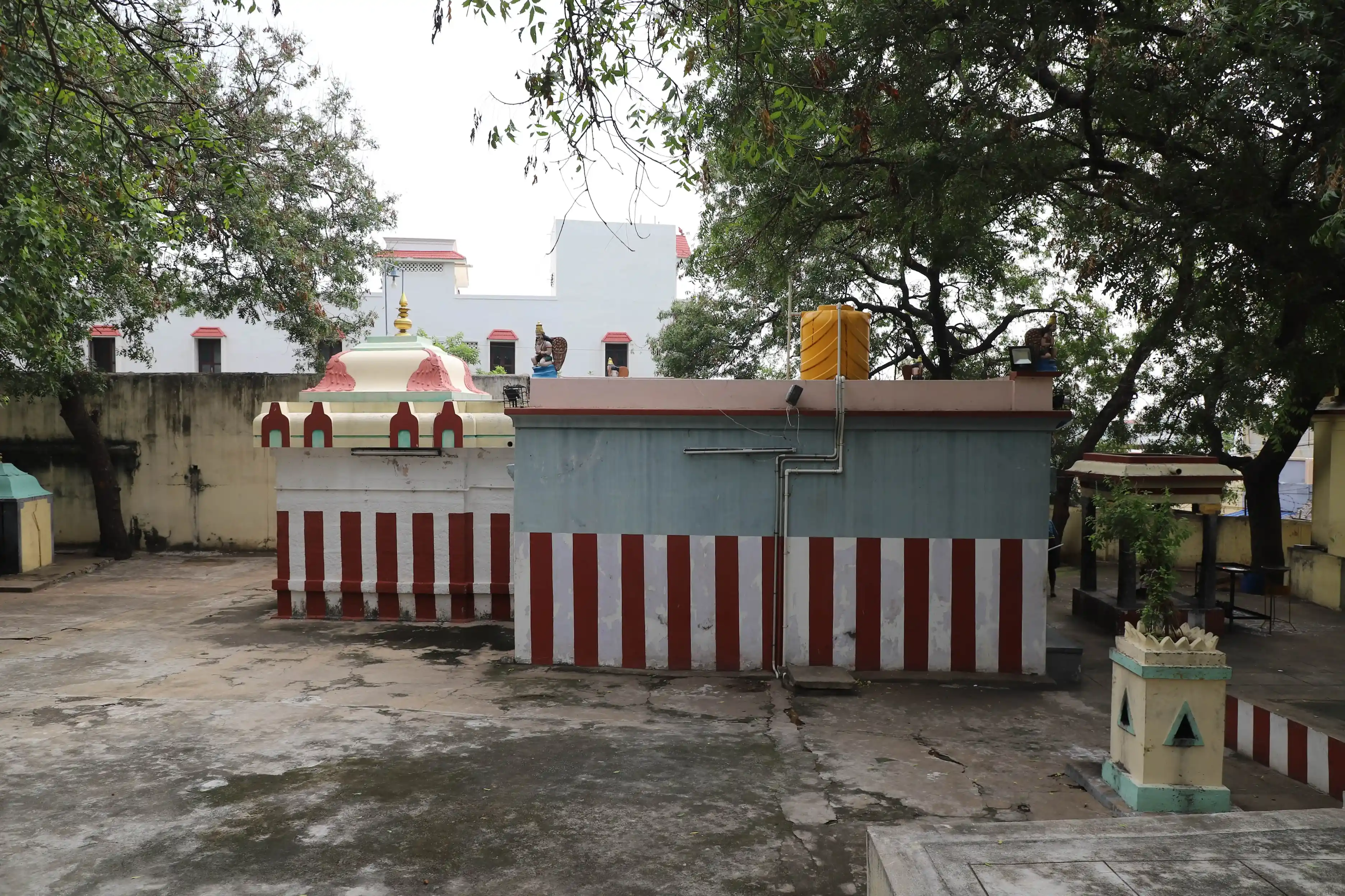 Arulmigu Lakshminarasimhaswamy Temple, Madam - 631209 அருள்மிகு இலட்சுமி நரசிம்ம சுவாமி திருக்கோயில், மாடம் - 631209, Tiruvallur - Ancient Temple Architecture and History Image 4