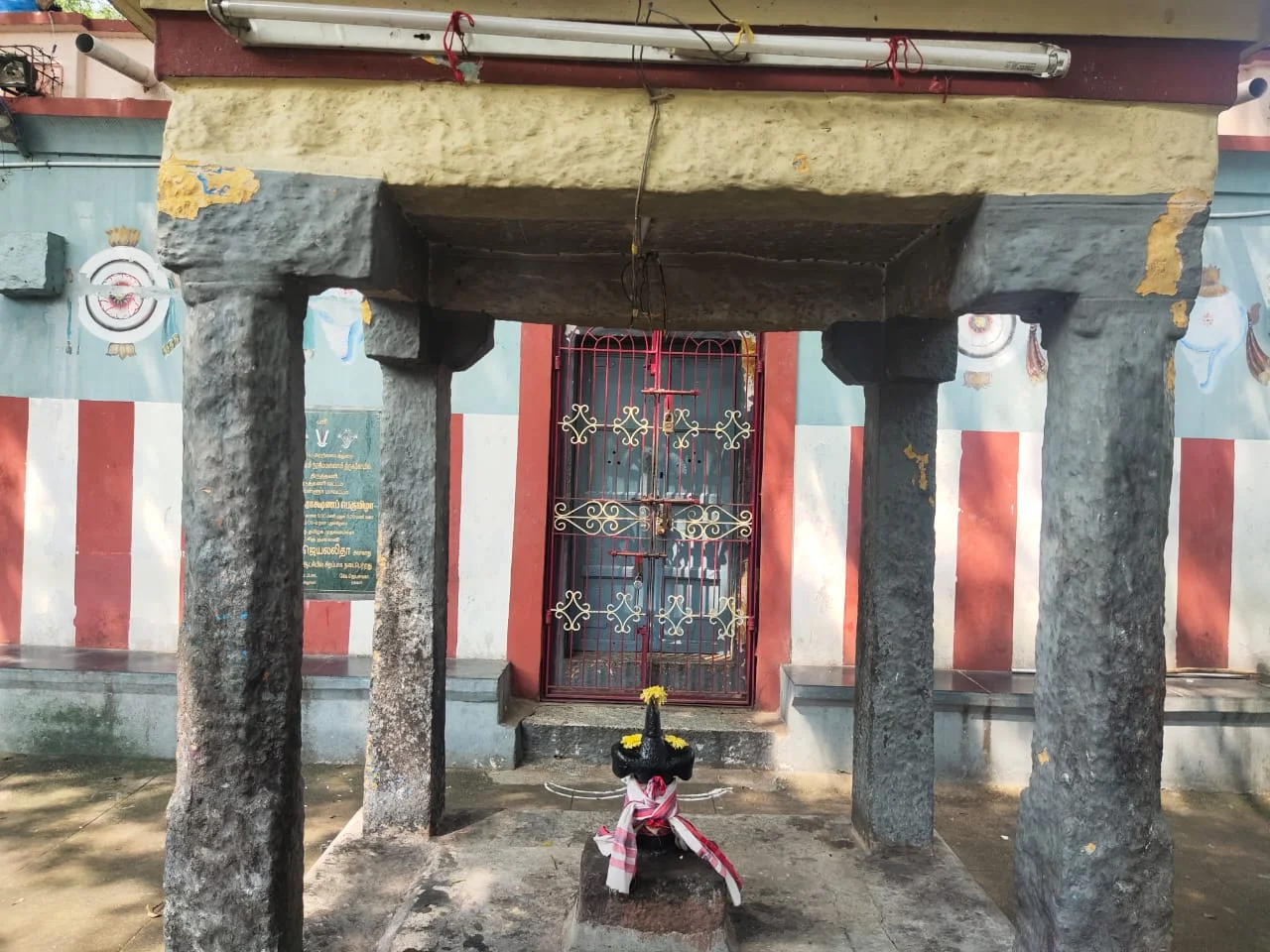 Arulmigu Lakshminarasimhaswamy Temple, Madam - 631209 அருள்மிகு இலட்சுமி நரசிம்ம சுவாமி திருக்கோயில், மாடம் - 631209, Tiruvallur - Ancient Temple Architecture and History Image 9