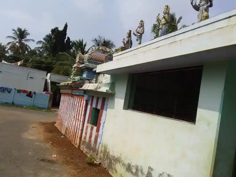 Arulmigu Lakshminarayana Perumal Temple, Thanneerpalli - 639107 அருள்மிகு லெட்சுமிநாராயணப்பெருமாள் திருக்கோயில், தண்ணீர்பள்ளி - 639107, Karur - Ancient Temple Architecture and History Image 4