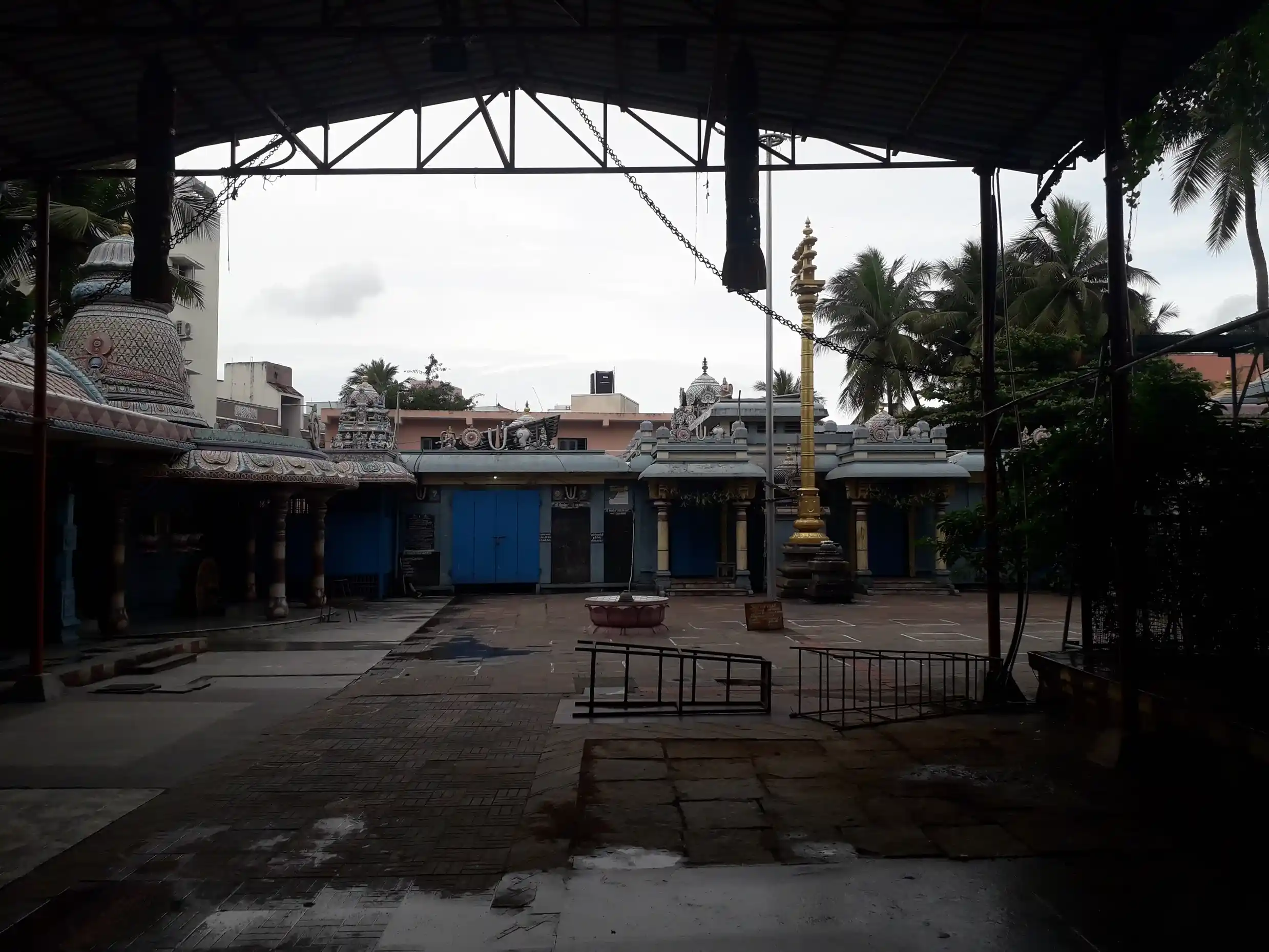 Arulmigu Lashmi Narasimma Navaneetha Krishnan Temple, Nanganalloor, Chennai - 600061 அருள்மிகு இலட்சுமி நரசிம்ம நவநீத கிருஷ்ணன் திருக்கோயில், எம்.எம்.டி.சி.காலனி, சென்னை - 600061, Chennai - Ancient Temple Architecture and History Image 2