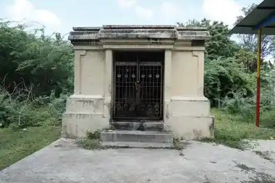 Arulmigu Maalaitta Ayyanar Temple, Anjaarvaarthalai, Anjaarvaarthalai - 609801 அருள்மிகு மாலையிட்ட அய்யனார் திருக்கோயில், அஞ்சாறுவாய்த்தலை - 609801, Mayiladuthurai - Ancient Temple Architecture and History Image 2