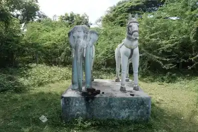 Arulmigu Maalaitta Ayyanar Temple, Anjaarvaarthalai, Anjaarvaarthalai - 609801 அருள்மிகு மாலையிட்ட அய்யனார் திருக்கோயில், அஞ்சாறுவாய்த்தலை - 609801, Mayiladuthurai - Ancient Temple Architecture and History Image 3