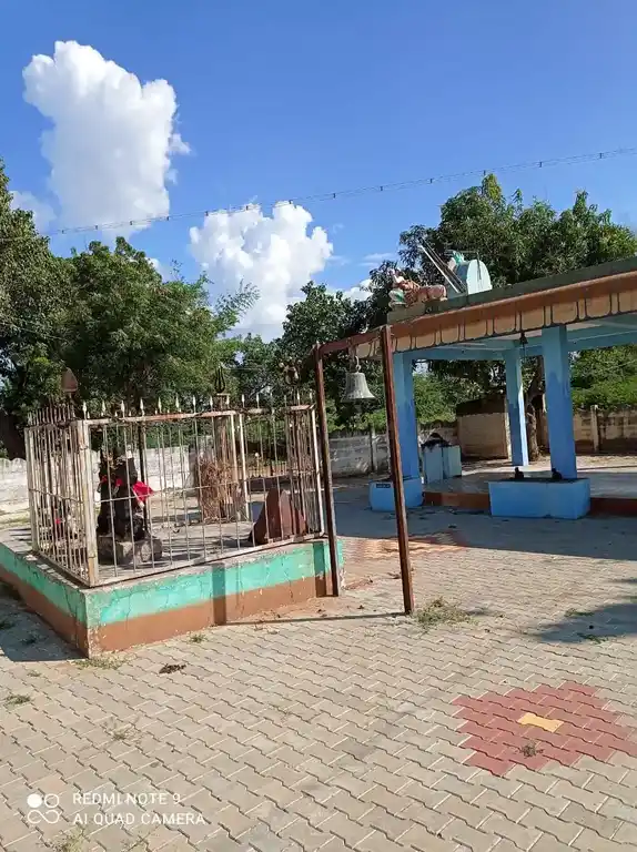 Arulmigu Madhurai Veera Swamy Temple, Kadambankudi - 613602 அருள்மிகு மதுரைவீரன்சுவாமி திருக்கோயில், Kadambankudi - 613602, Thanjavur - Ancient Temple Architecture and History Image 3