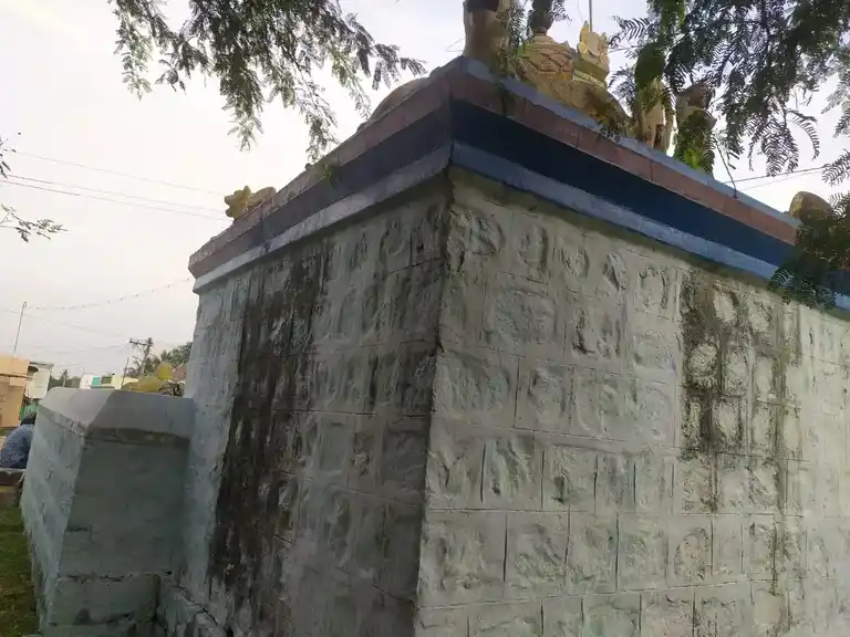 Arulmigu Madhuraiveeran Temple, Chinnaparavai - 621717 Arulmigu Madhuraiveeran Temple, Chinnaparavai - 621717, Perambalur - Ancient Temple Architecture and History Image 2