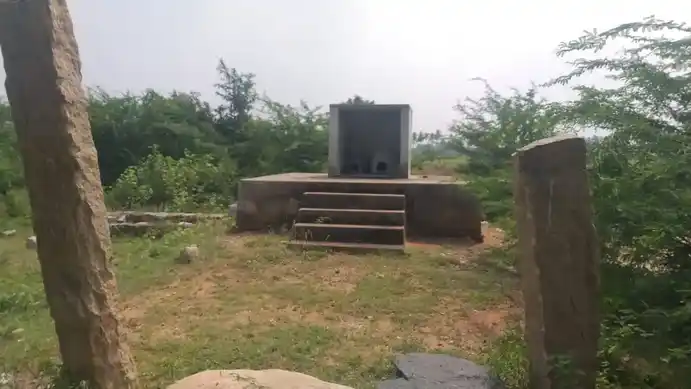 Arulmigu Madhuraiveeraswamy Temple, Mavathoor - 621311 அருள்மிகு மதுரைவீரசாமி திருக்கோயில், Mavathoor - 621311, Karur - Ancient Temple Architecture and History Image 3