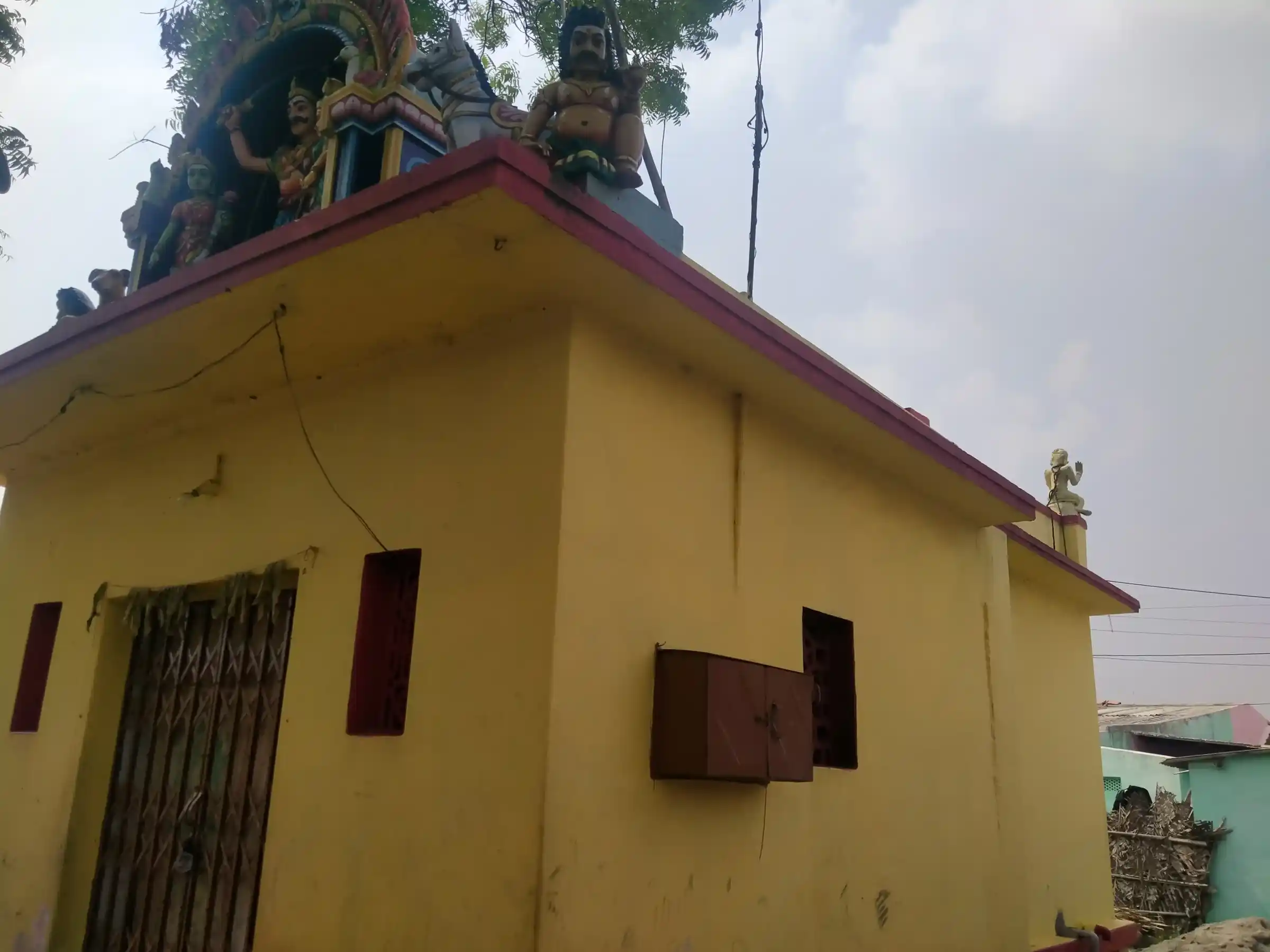 Arulmigu Maduraiveeran Temple, Iyampulli - 624610