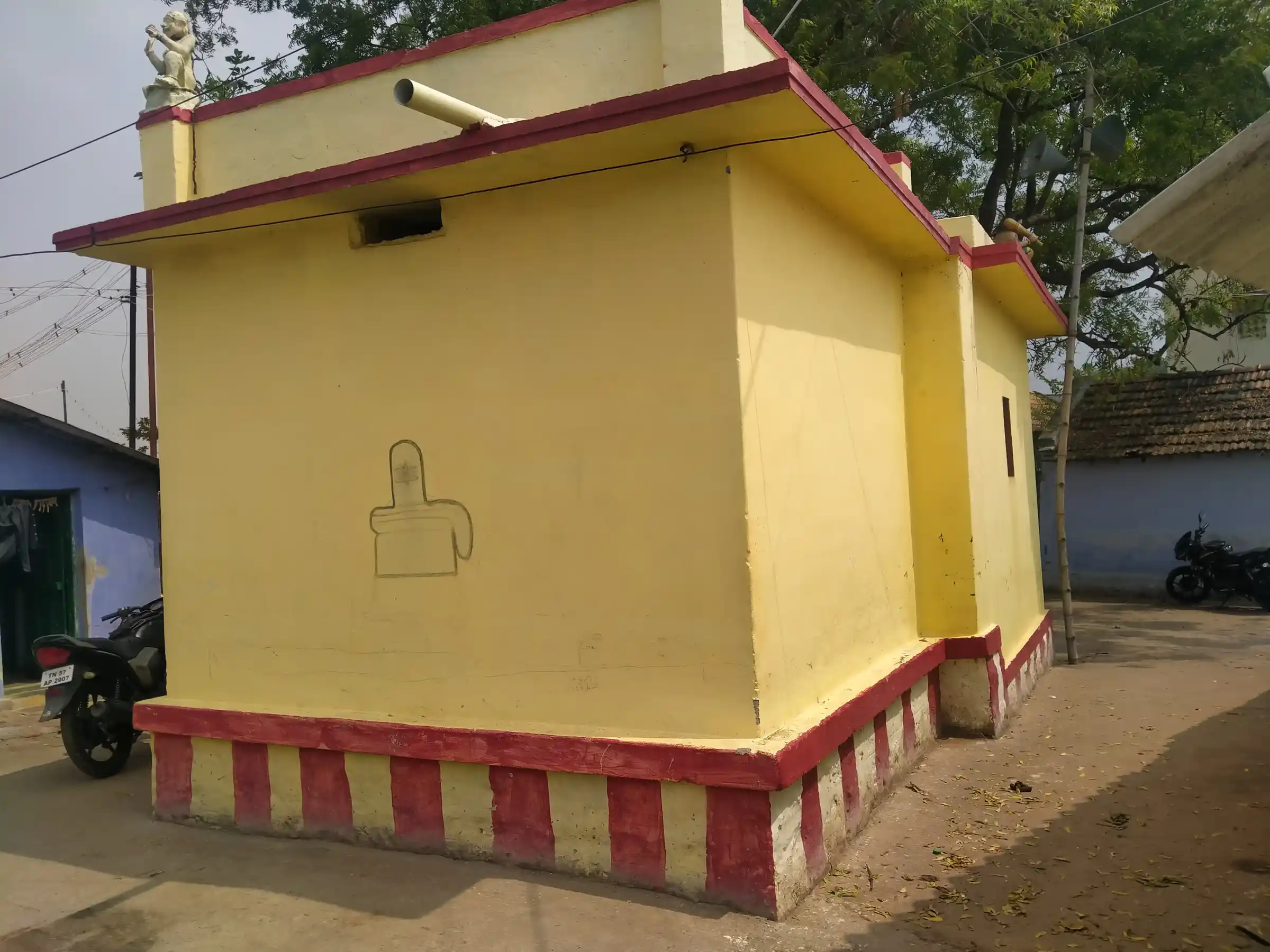 Arulmigu Maduraiveeran Temple, Iyampulli - 624610 அருள்மிகு மதுரைவீரன் கோயில், Iyampulli - 624610, Dindigul - Ancient Temple Architecture and History Image 3