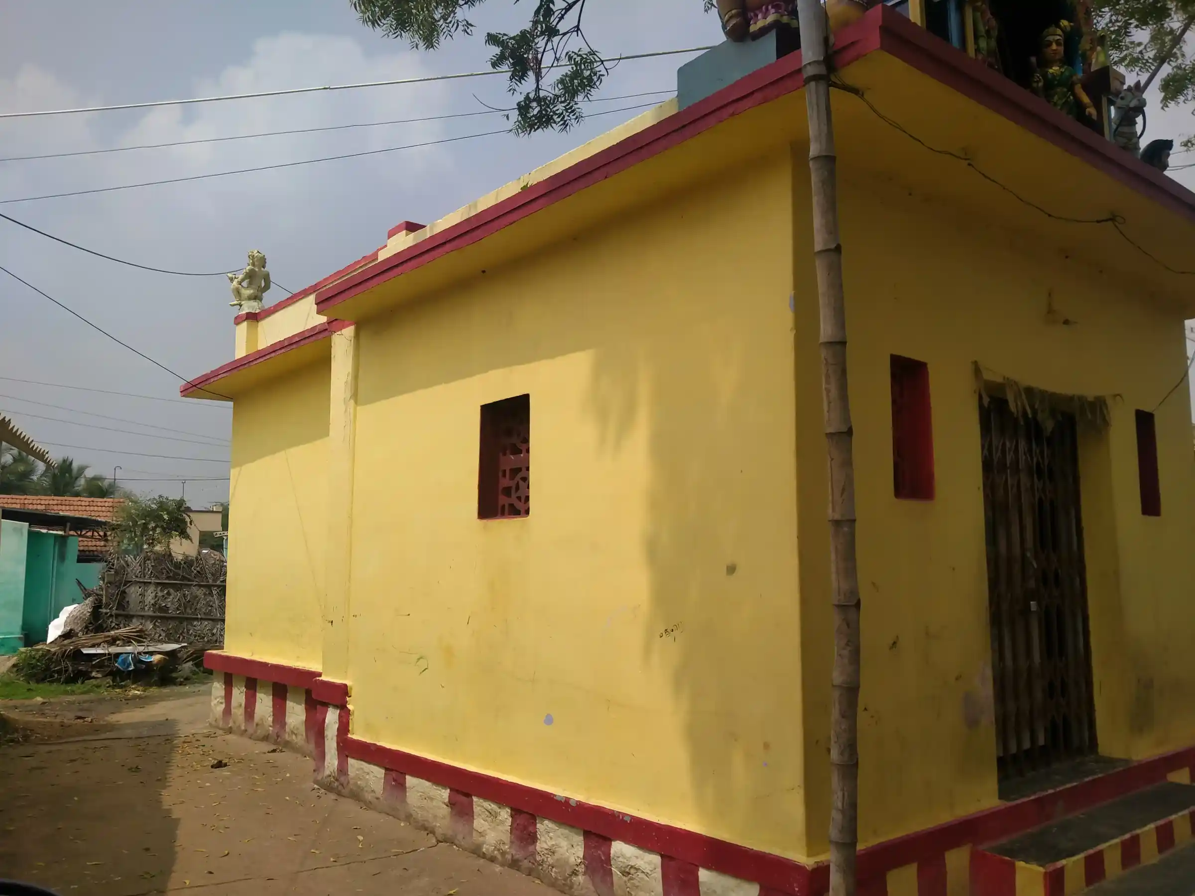 Arulmigu Maduraiveeran Temple, Iyampulli - 624610 அருள்மிகு மதுரைவீரன் கோயில், Iyampulli - 624610, Dindigul - Ancient Temple Architecture and History Image 4