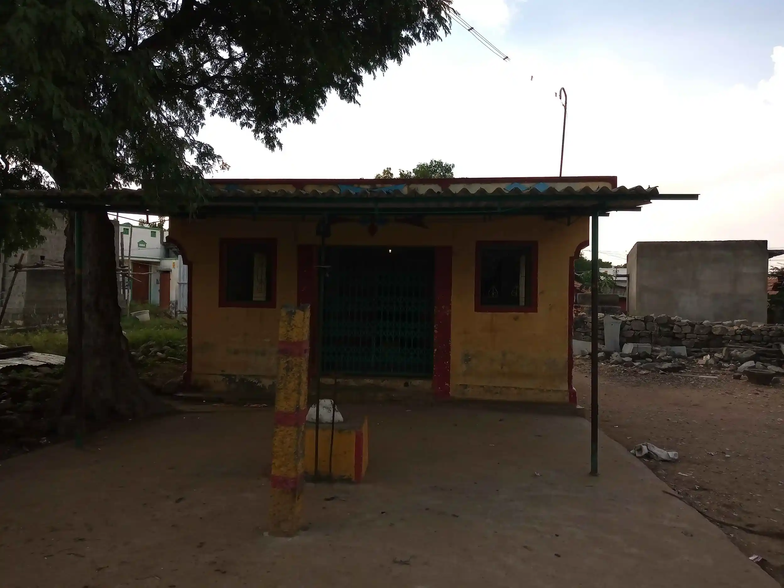 Arulmigu Maduraiveeran Temple, K.Ayyampalayam - 641664 அருள்மிகு மதுரைவீரன் திருக்கோயில், K.Ayyampalayam - 641664, Tiruppur - Ancient Temple Architecture and History Image 2