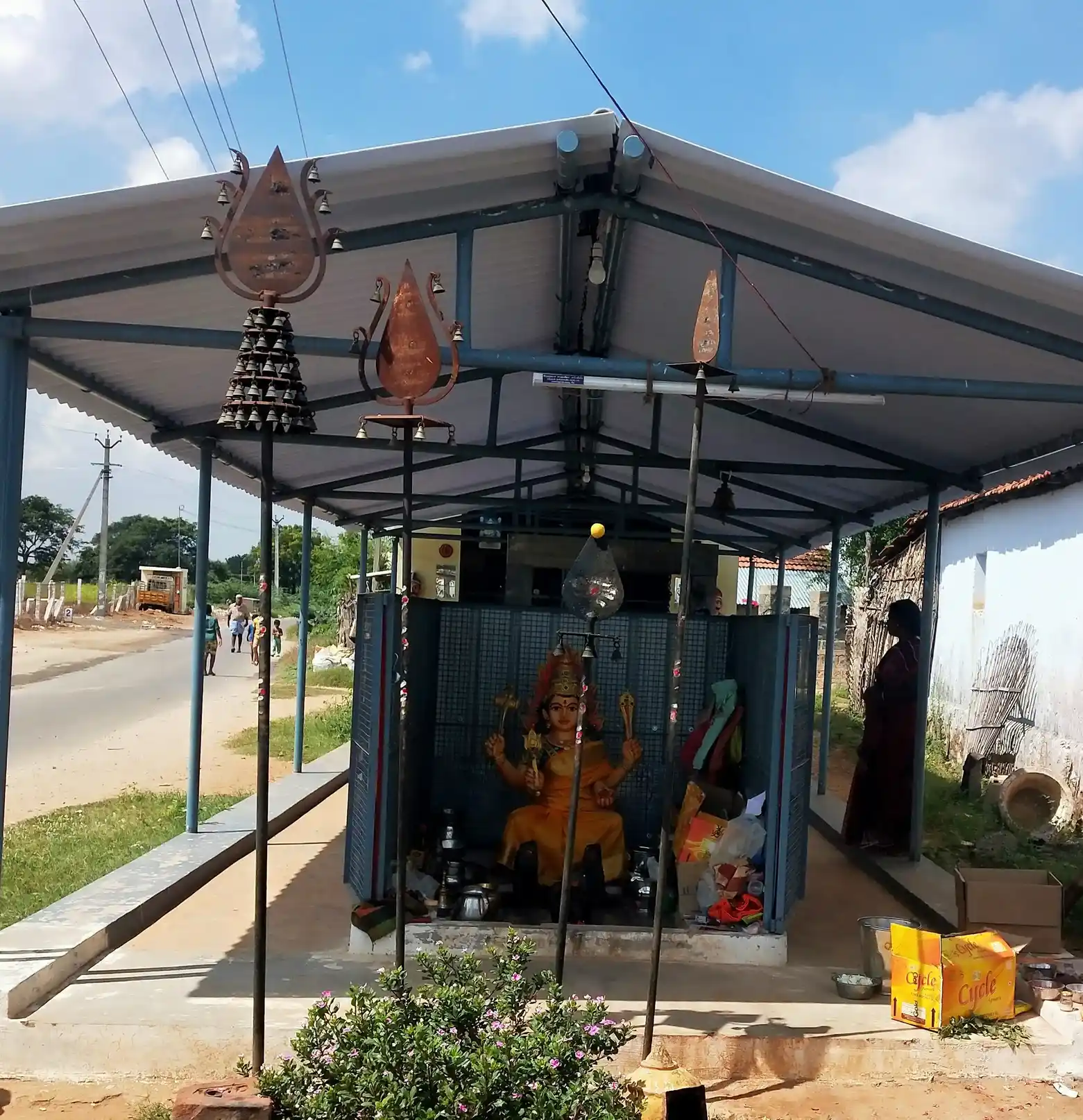 Arulmigu Maduraiveeran Temple, Kolanthanvalasu - 638051 Temple
