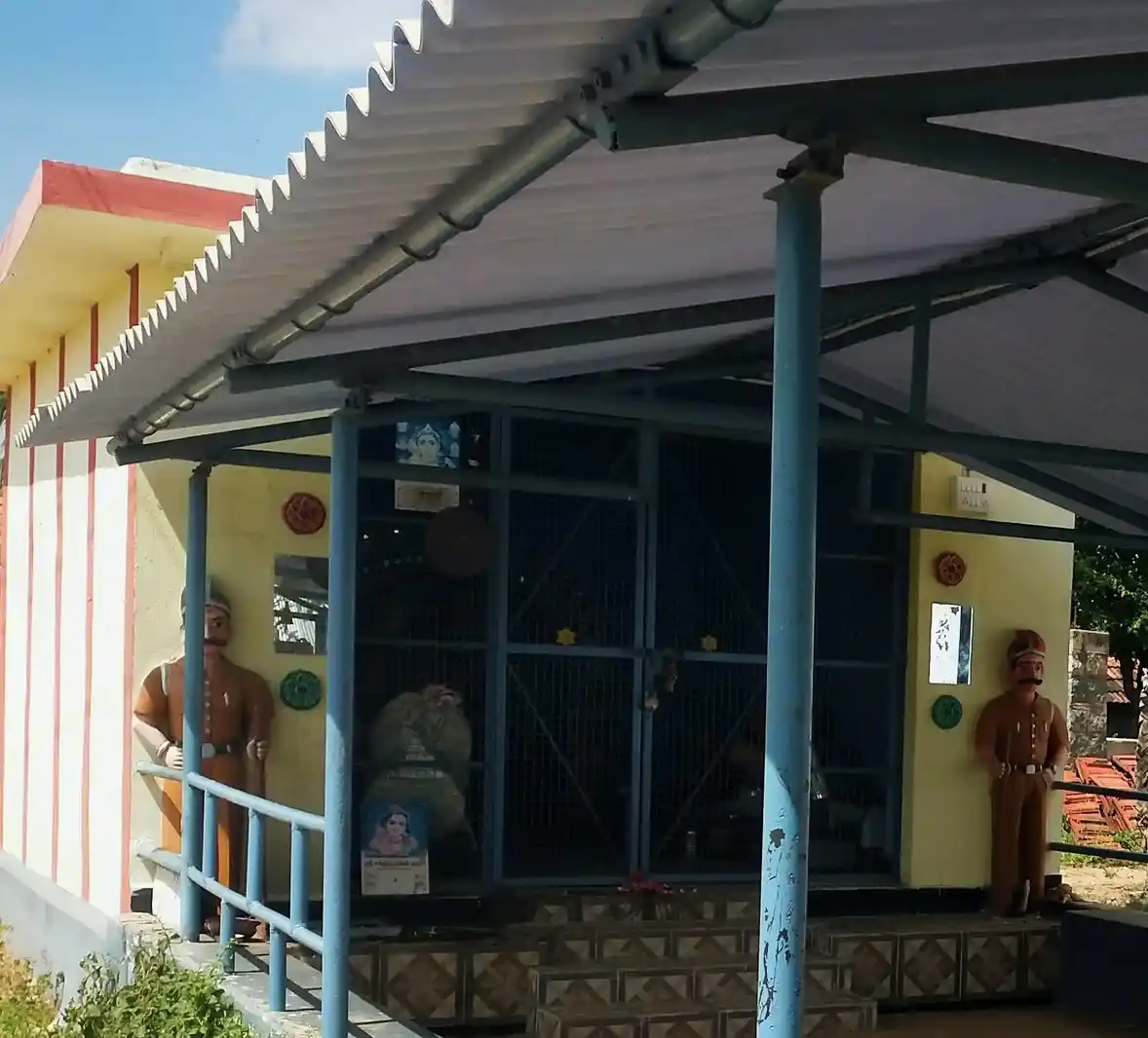 Arulmigu Maduraiveeran Temple, Kolanthanvalasu - 638051 அருள்மிகு மதுரைவீரன் திருக்கோயில், கொளத்துப்பாளையம் - 638051, Erode - Ancient Temple Architecture and History Image 2