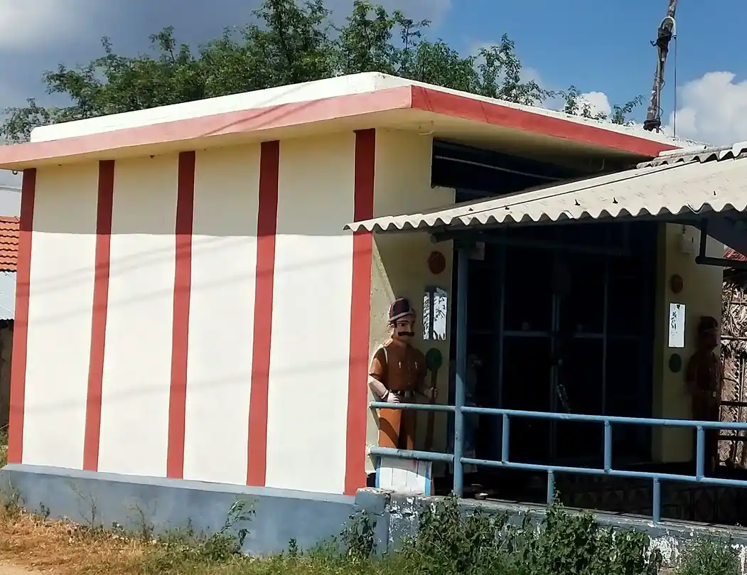 Arulmigu Maduraiveeran Temple, Kolanthanvalasu - 638051 அருள்மிகு மதுரைவீரன் திருக்கோயில், கொளத்துப்பாளையம் - 638051, Erode - Ancient Temple Architecture and History Image 4