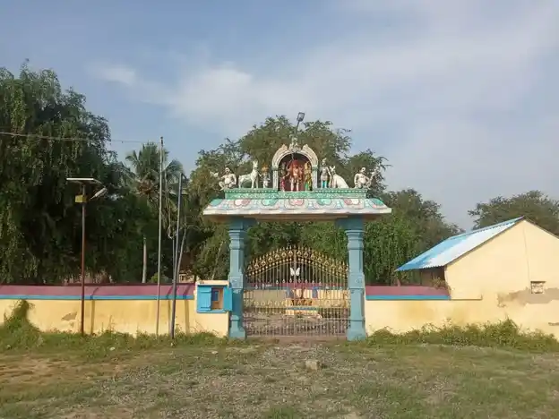 Arulmigu Maduraiveeran Temple, Kulatthukkudiyiruyppu - 614618 அருள்மிகு மதுரைவீரன் திருக்கோயில், Kulatthukkudiyiruyppu - 614618, Pudukkottai - Ancient Temple Architecture and History Image 4
