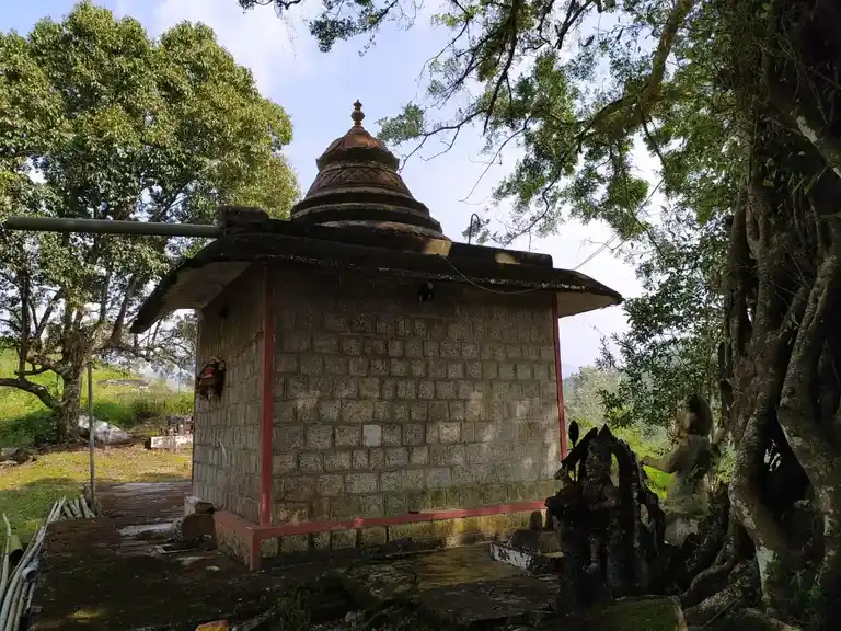 Arulmigu Maduraiveeran Temple, Paraimedu - 642127 அருள்மிகு மதுரைவீரன் திருக்கோயில், பாறைமேடு - 642127, Coimbatore - Ancient Temple Architecture and History Image 9