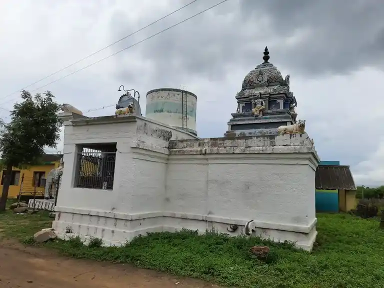 Arulmigu Maduraiveeran Temple, Peruvalanallur - 621712 Arulmigu Maduraiveeran Temple, Peruvalanallur - 621712, Thiruchirappalli - Ancient Temple Architecture and History Image 2
