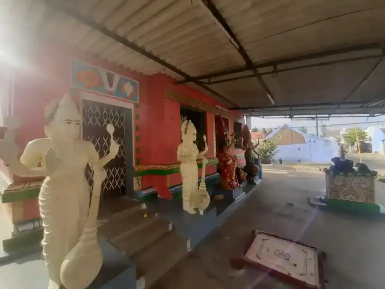 Arulmigu Maduraiveeran Temple, Siruthanithoppu - 638501 அருள்மிகு மதுரைவீரன் திருக்கோயில், Siruthanithoppu - 638501, Erode - Ancient Temple Architecture and History Image 4