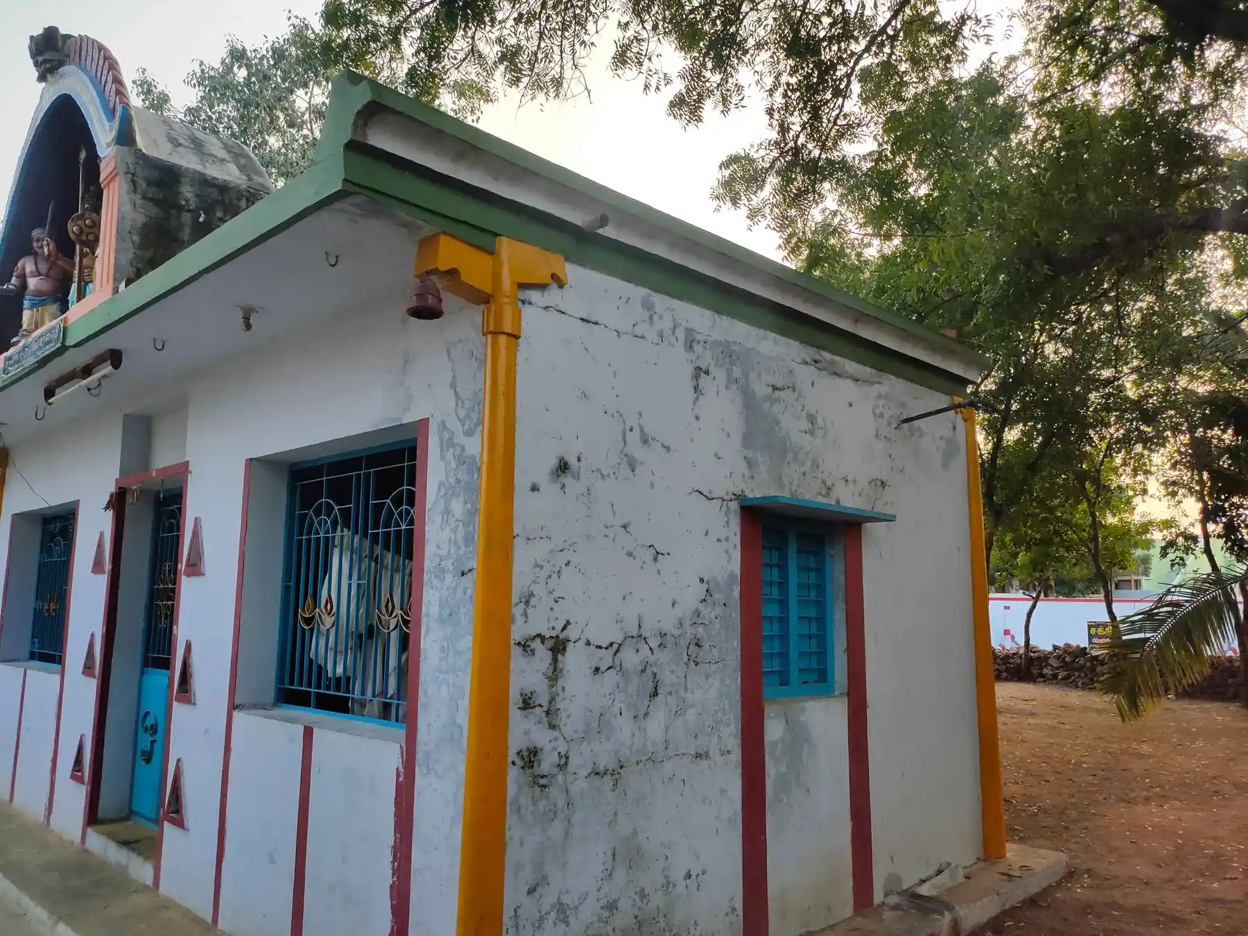 Arulmigu Maduraiveeran Temple, Vadugapalayam - 641107 அருள்மிகு மதுரைவீரன் திருக்கோயில், Vadugapalayam - 641107, Tiruppur - Ancient Temple Architecture and History Image 3