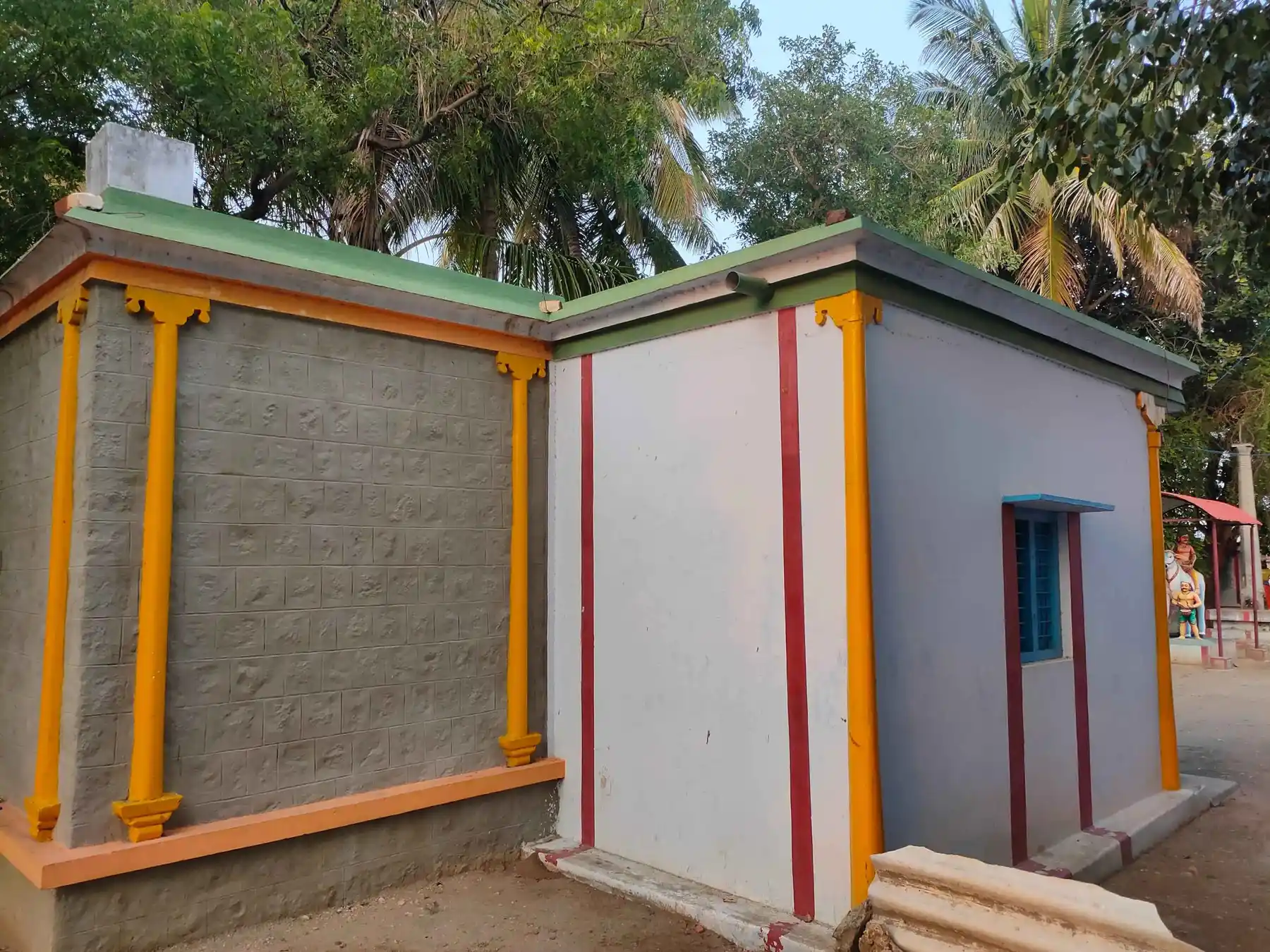 Arulmigu Maduraiveeran Temple, Vadugapalayam - 641107 அருள்மிகு மதுரைவீரன் திருக்கோயில், Vadugapalayam - 641107, Tiruppur - Ancient Temple Architecture and History Image 4