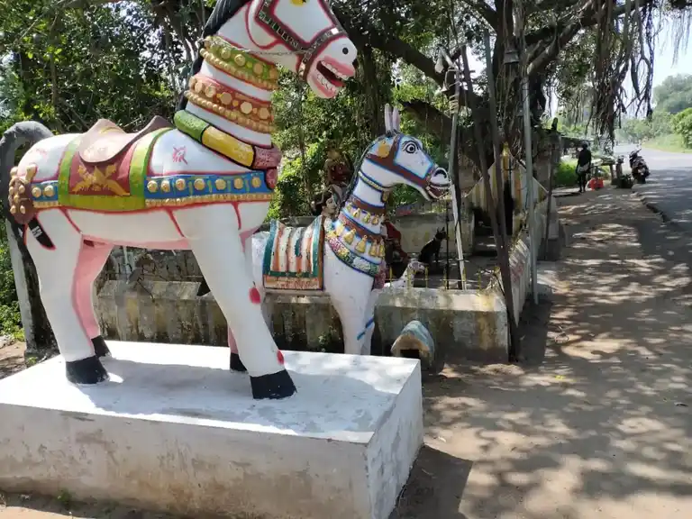 Arulmigu Maduraiveeran Temple, Yenaadhimangalam - 607203 அருள்மிகு மதுரை விநாயகர் வெள்ளையம்மன் திருக்கோயில், Yenaadhimangalam - 607203, Viluppuram - Ancient Temple Architecture and History Image 2