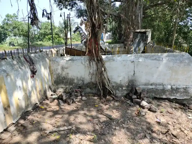 Arulmigu Maduraiveeran Temple, Yenaadhimangalam - 607203 அருள்மிகு மதுரை விநாயகர் வெள்ளையம்மன் திருக்கோயில், Yenaadhimangalam - 607203, Viluppuram - Ancient Temple Architecture and History Image 3