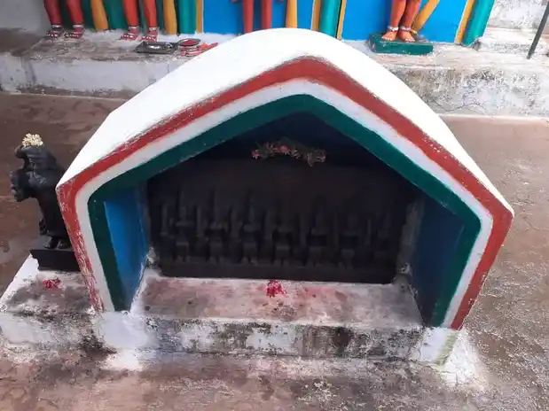 Arulmigu Malaikaruppusamy Temple, Karattupalayam - 638111 அருள்மிகு மலைக்கருப்புச்சாமி திருக்கோயில், Karattupalayam - 638111, Erode - Ancient Temple Architecture and History Image 4