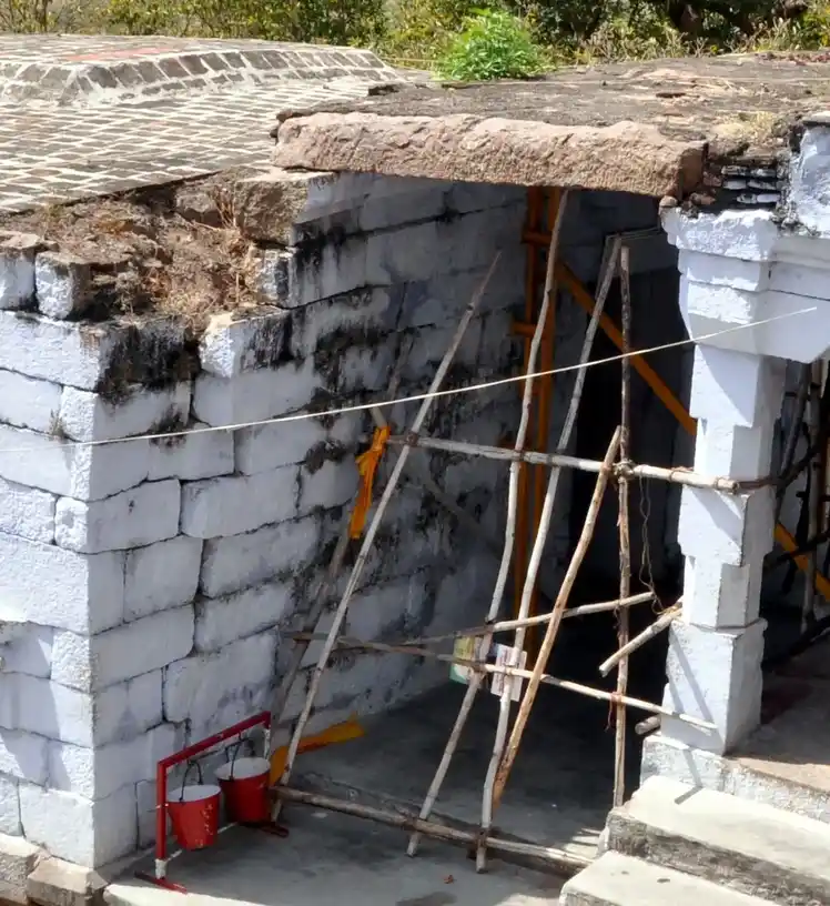 Arulmigu Malaikoluntheeswarar Temple, Moovaraiventran - 626138