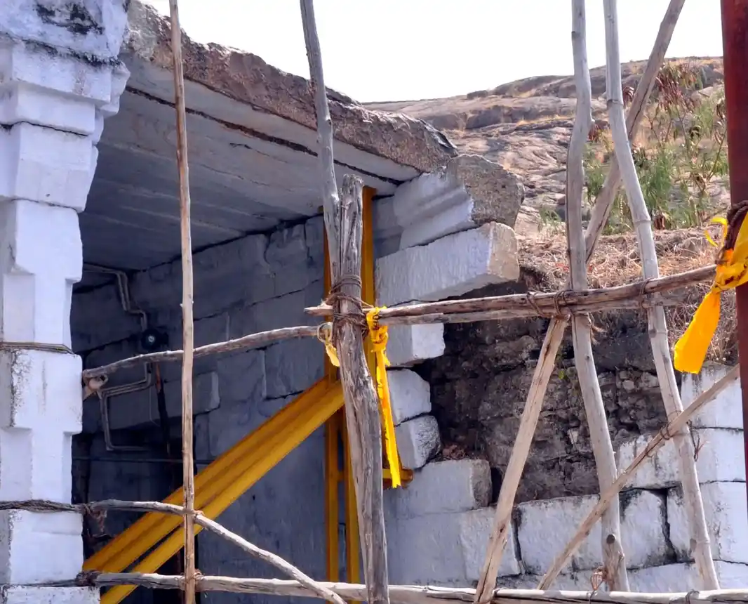 Arulmigu Malaikoluntheeswarar Temple, Moovaraiventran - 626138 அருள்மிகு மலைக்கொழுந்தீஸ்வரர் திருக்கோயில், Moovaraiventran - 626138, Virudhunagar - Ancient Temple Architecture and History Image 2