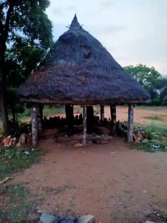 Arulmigu Malaikovil Temple, Manjanayakkanpatty - 621301 அருள்மிகு மாலைக்கோயில், மஞ்சநாயக்கன்பட்டி, கடவூர், கரூர். கோயில், Manjanayakkanpatty - 621301, Karur - Ancient Temple Architecture and History Image 2