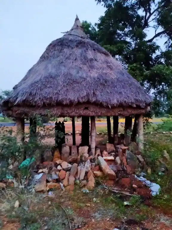 Arulmigu Malaikovil Temple, Manjanayakkanpatty - 621301 அருள்மிகு மாலைக்கோயில், மஞ்சநாயக்கன்பட்டி, கடவூர், கரூர். கோயில், Manjanayakkanpatty - 621301, Karur - Ancient Temple Architecture and History Image 3