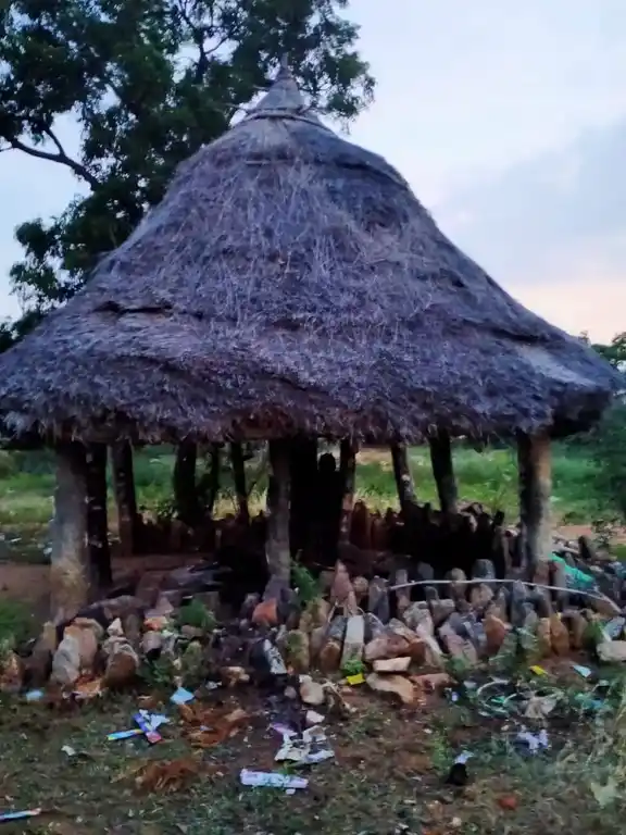 Arulmigu Malaikovil Temple, Manjanayakkanpatty - 621301 அருள்மிகு மாலைக்கோயில், மஞ்சநாயக்கன்பட்டி, கடவூர், கரூர். கோயில், Manjanayakkanpatty - 621301, Karur - Ancient Temple Architecture and History Image 4