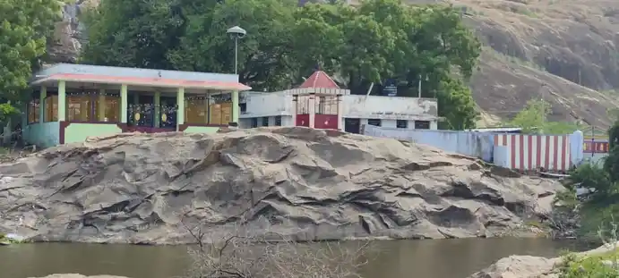 Arulmigu Malaipatti Pettchiamman Temple, Meenakshipuram - 628720 அருள்மிகு மலைப்பட்டி பேச்சியம்மன் திருக்கோயில், Meenakshipuram - 628720, Thoothukudi - Ancient Temple Architecture and History Image 2