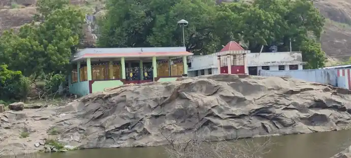 Arulmigu Malaipatti Pettchiamman Temple, Meenakshipuram - 628720 அருள்மிகு மலைப்பட்டி பேச்சியம்மன் திருக்கோயில், Meenakshipuram - 628720, Thoothukudi - Ancient Temple Architecture and History Image 4