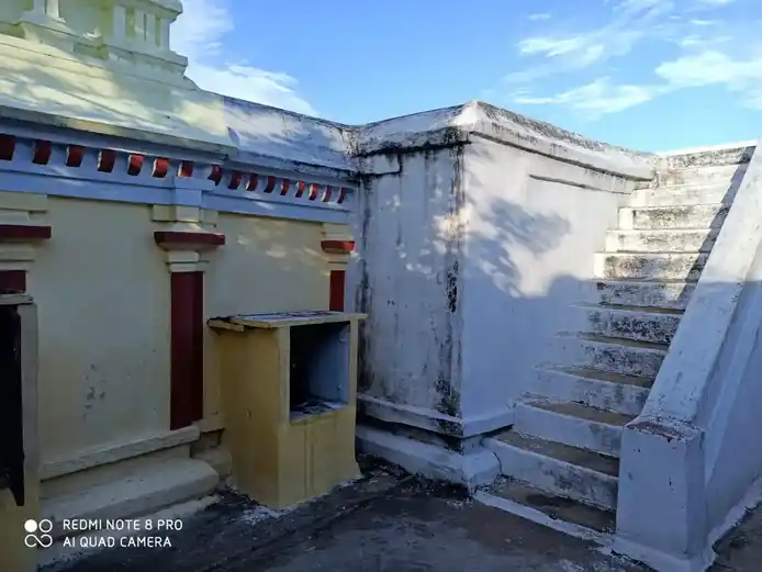Arulmigu Maragathavalli Sameda Pusparadeeswarar Temple, Near Dam, Poondi - 601203 அருள்மிகு மரகதவள்ளி சமேத புஷ்பரதீஸ்வரர் திருக்கோயில், அணைக்கு அருகில், பூண்டி - 601203, Tiruvallur - Ancient Temple Architecture and History Image 4