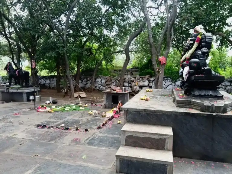 Arulmigu Mariamman, Muniappan Temple, Thoppappatti - 637406 அருள்மிகு மாரியம்மன், முனியப்பன் திருக்கோயில், Thoppappatti - 637406, Namakkal - Ancient Temple Architecture and History Image 2