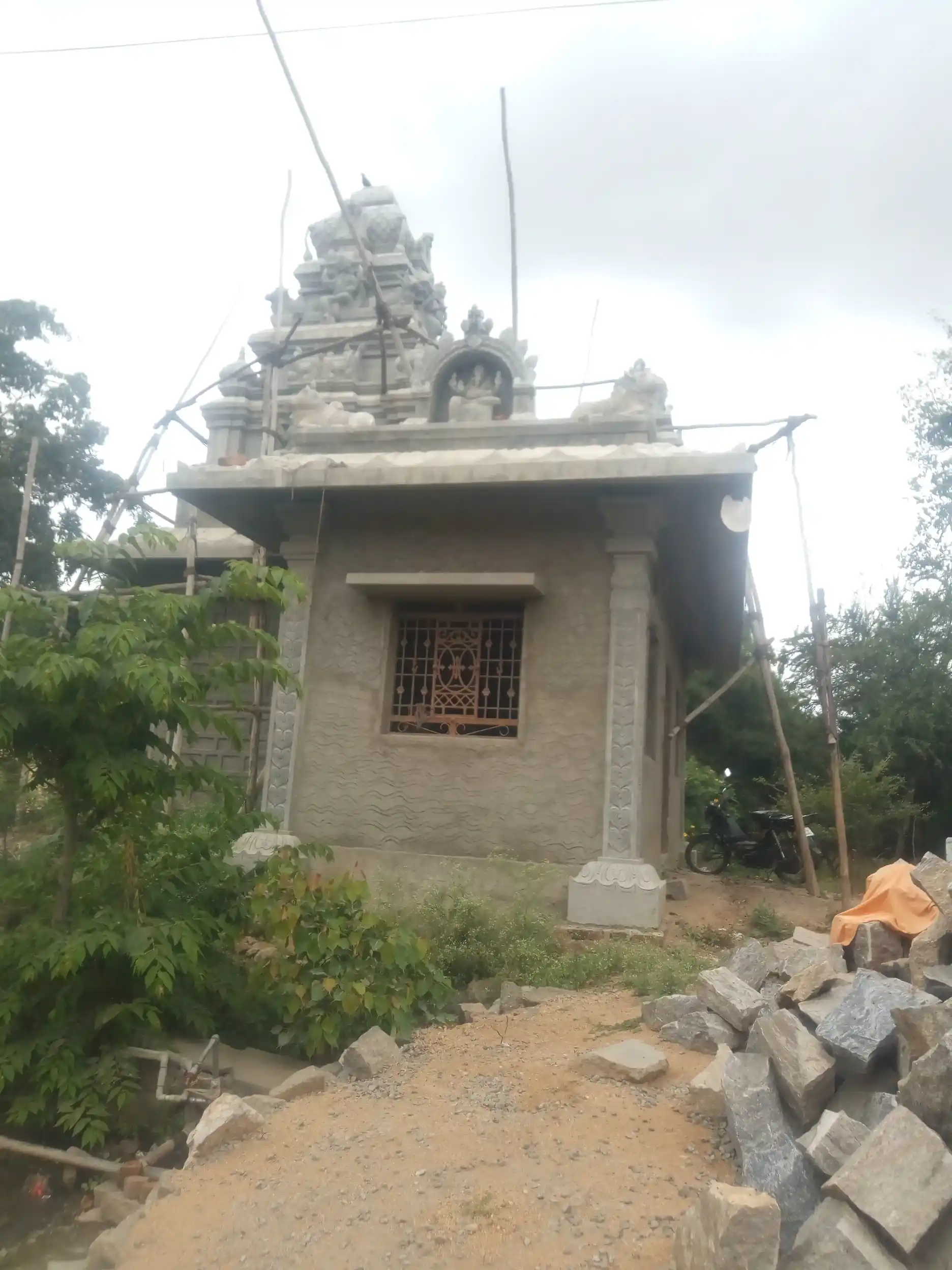 Arulmigu Mariamman Temple, Near Solakottai, Vellolai - 636807 அருள்மிகு மாரியம்மன் திருக்கோயில், Near Solakottai, Vellolai - 636807, Dharmapuri - Ancient Temple Architecture and History Image 2