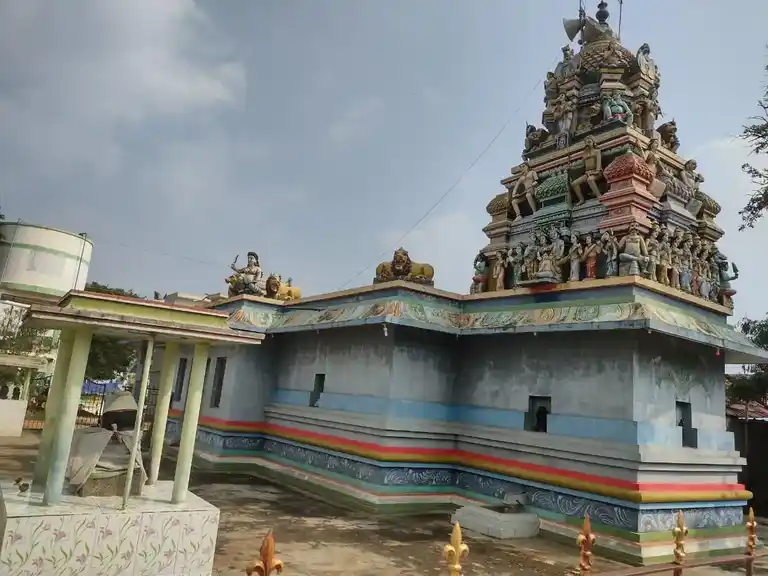 Arulmigu Mariyamman Drowpathiyamman Venkatramanaswamy Temple, Nachinampatti, Doddampatti. H - 636903 அருள்மிகு மாரியம்மன், திரௌபதியம்மன், வெங்கட்ரமண சுவாமி திருக்கோயில், Nachinampatti, Doddampatti. H - 636903, Dharmapuri - Ancient Temple Architecture and History Image 2