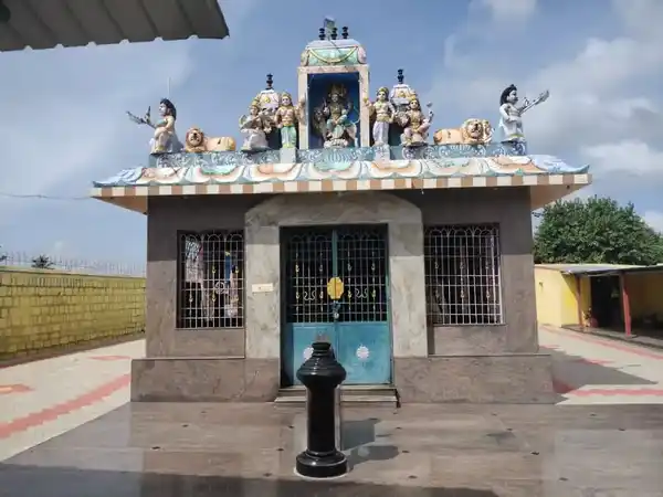 Arulmigu Mariyamman Temple, Ettiyampatti, Ettiyampatti - 636903 அருள்மிகு மாரியம்மன் திருக்கோயில், ஈட்டியம்பட்டி, ஈட்டியம்பட்டி - 636903, Dharmapuri - Ancient Temple Architecture and History Image 4
