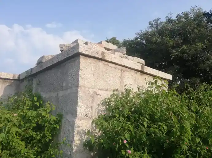 Arulmigu Mariyamman Temple, Near Check Post, Tatatarai - 635121 அருள்மிகு மாரியம்மன் திருக்கோயில், Near Check Post, Tatatarai - 635121, Krishnagiri - Ancient Temple Architecture and History Image 4