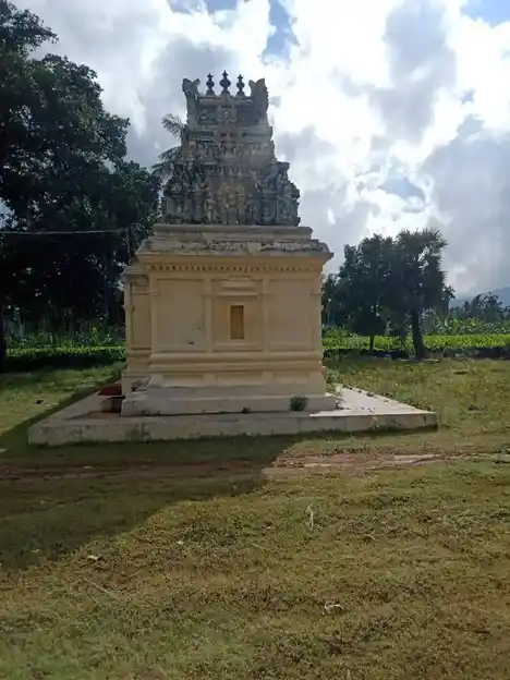 Arulmigu Mariyamman Vediyappan Temple, Kiraippatty, Kiraippatty - 636903 அருள்மிகு மாரியம்மன் வேடியப்பன் திருக்கோயில், கீரைப்பட்டி, கீரைப்பட்டி - 636903, Dharmapuri - Ancient Temple Architecture and History Image 4