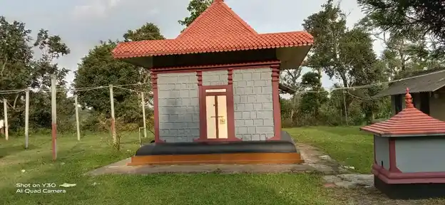 Arulmigu Matheshwarar Temple, Manvayal, Gudalur - 643212 அருள்மிகு மாதேஸ்வரர் திருக்கோயில், Manvayal, Gudalur - 643212, Nilgiris - Ancient Temple Architecture and History Image 3