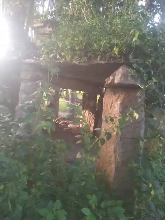 Arulmigu Mathiganapali Someshwarer Temple, Ennegolpudur - 635116 அருள்மிகு மதிகானப்பள்ளி சோமேஸ்வரர் திருக்கோயில், எண்ணேகொள்புதூர் - 635116, Krishnagiri - Ancient Temple Architecture and History Image 4