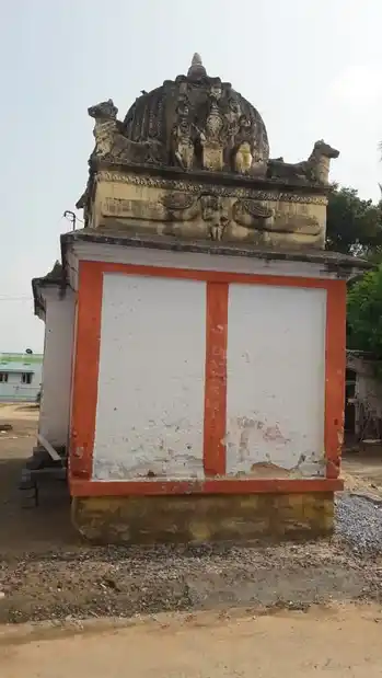Arulmigu Mattumalaya Perumal Temple, Vangamanoothu - 624306 அருள்மிகு மட்டுமளய பெருமாள் திருக்கோயில், Vangamanoothu - 624306, Dindigul - Ancient Temple Architecture and History Image 2