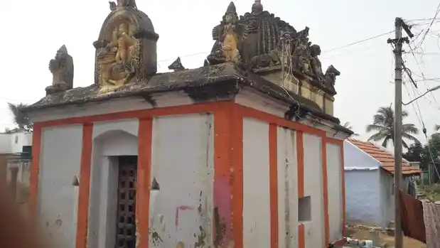 Arulmigu Mattumalaya Perumal Temple, Vangamanoothu - 624306 அருள்மிகு மட்டுமளய பெருமாள் திருக்கோயில், Vangamanoothu - 624306, Dindigul - Ancient Temple Architecture and History Image 3