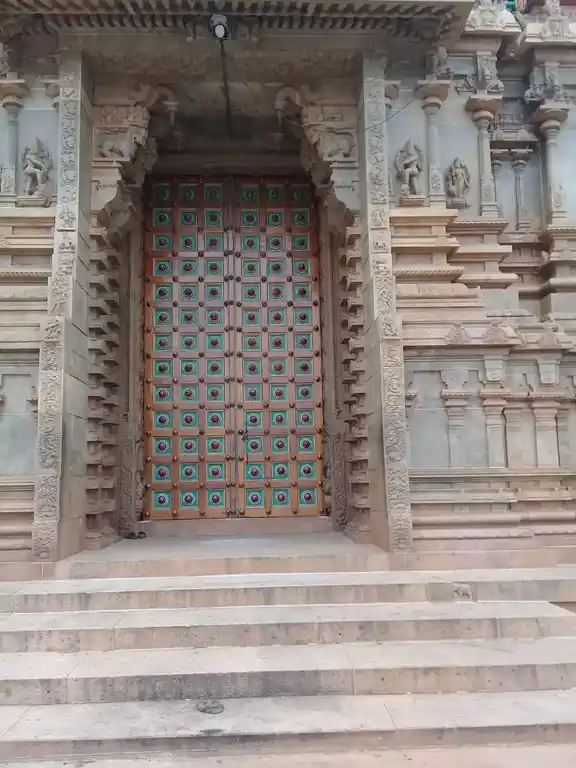 Arulmigu Meenatchi Sundareshwarar Temple, Aathankudi - 630101 Arulmigu Meenatchi Sundareshwarar Temple, Aathankudi - 630101, Sivagangai - Ancient Temple Architecture and History Image 3