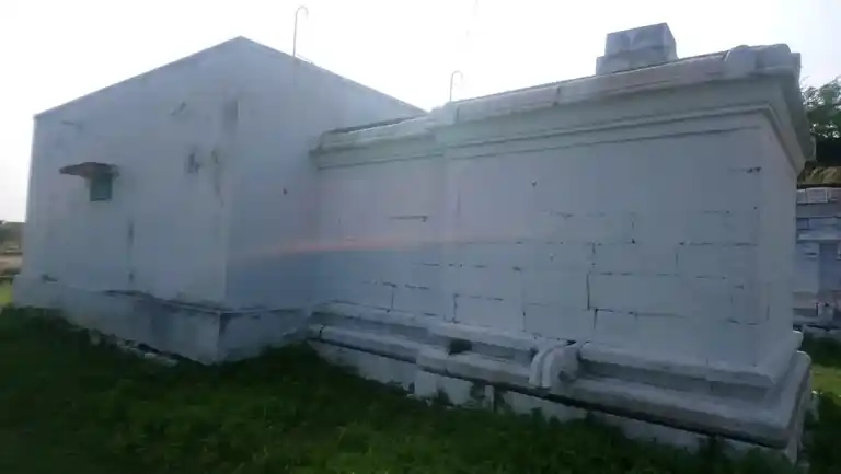 Arulmigu Meenatchi Sundareswar Temple, Ilaiyarasanenthal - 628503 அருள்மிகு மீனாட்சி சுந்தரேஸ்வரர் திருக்கோயில், Ilaiyarasanenthal - 628503, Thoothukudi - Ancient Temple Architecture and History Image 4